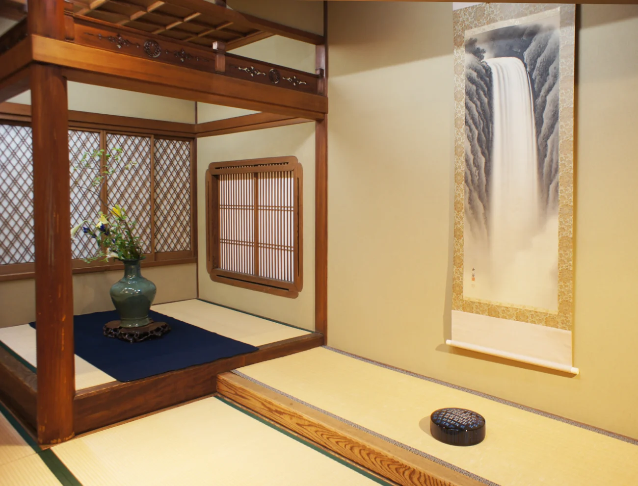 彫漆箱「雨音」料亭二蝶の大広間の床の間 | 菅野かおり Kaori Sugano