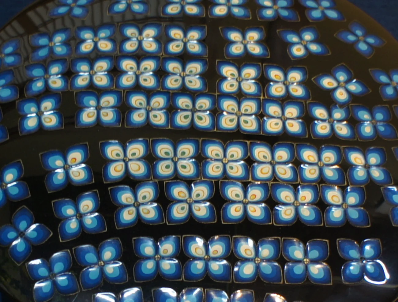 彫漆箱「雨音」の紫陽花部分の拡大 | 菅野かおり Kaori Sugano