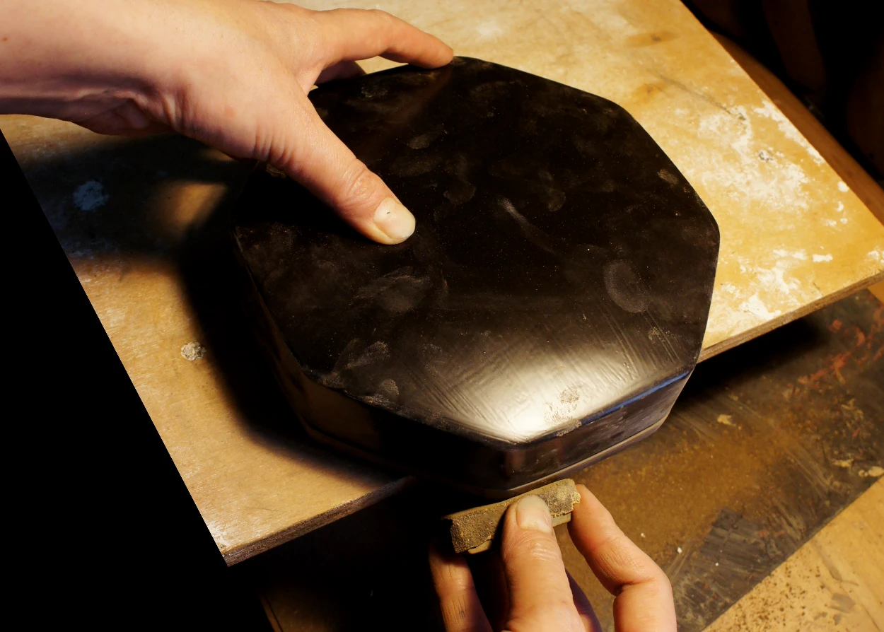 蓋よりはみ出た部分がないよう確認しながら、研ぎます。