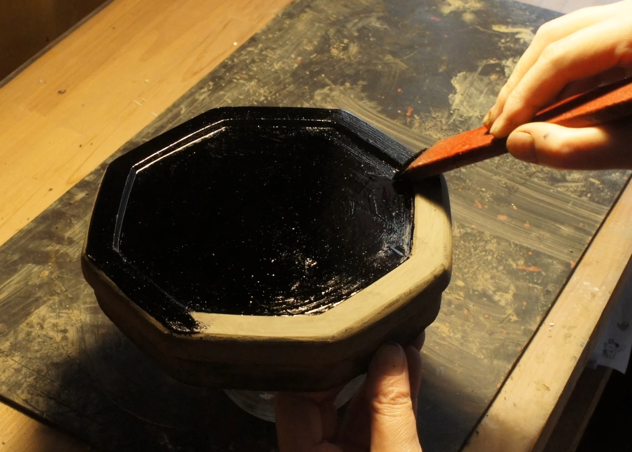 全体を研ぎつけた後は、下塗りします。