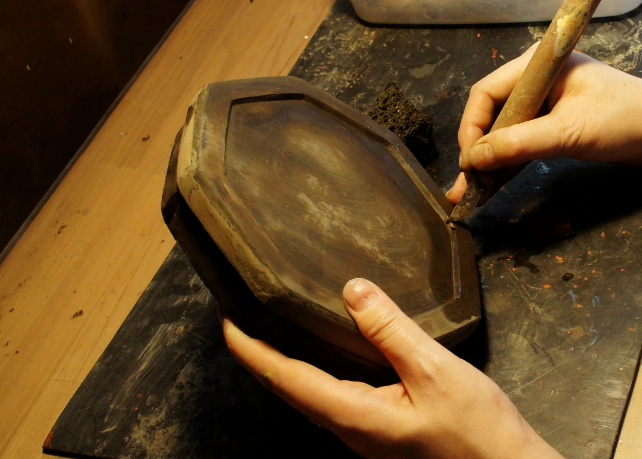 砥石を使いにくい箇所は彫刻刀で整えます。