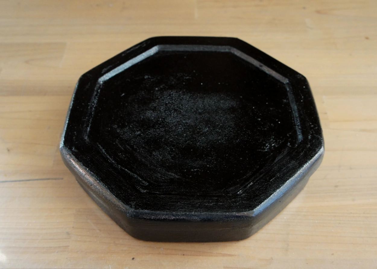 堅牢な下地になるよう全体に生漆を塗って固めました。