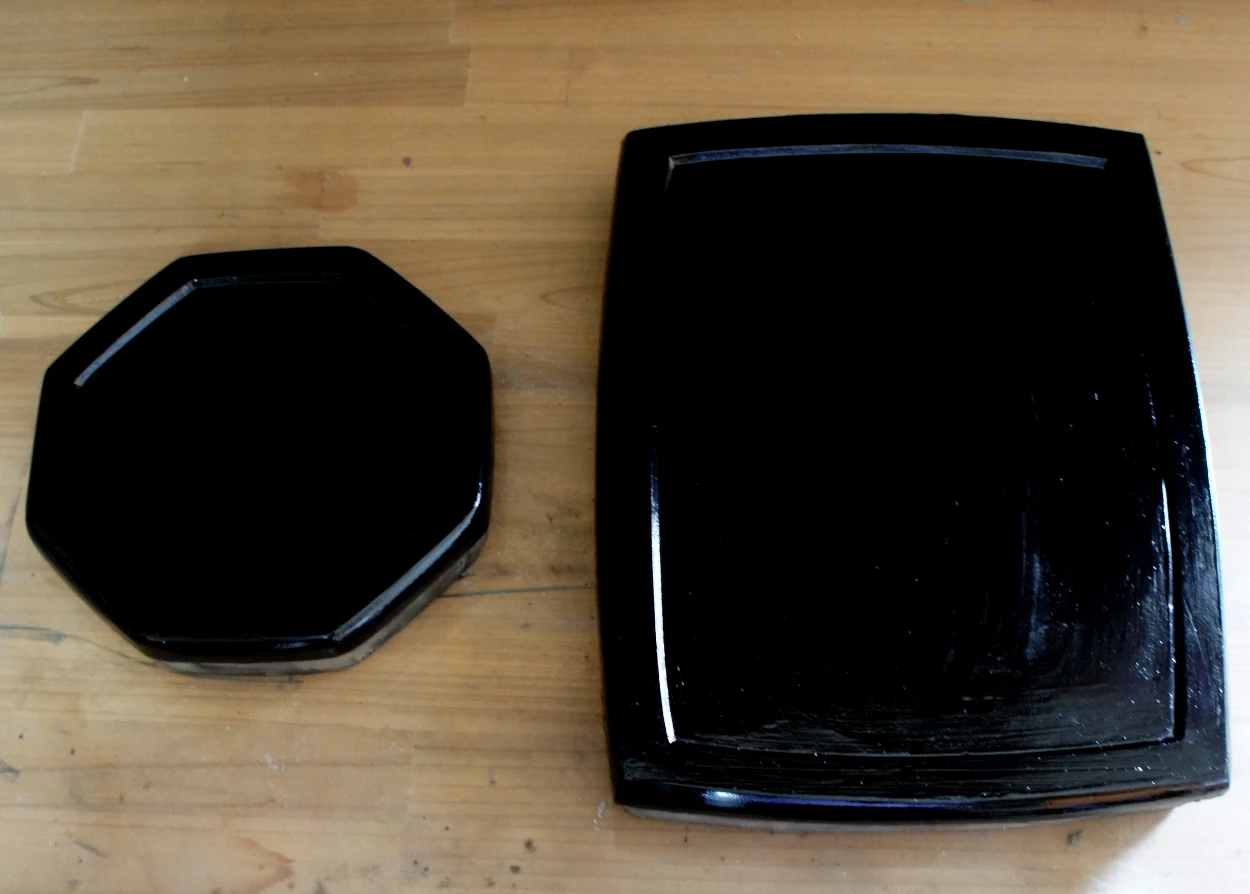 下塗りが終わった2つの箱。