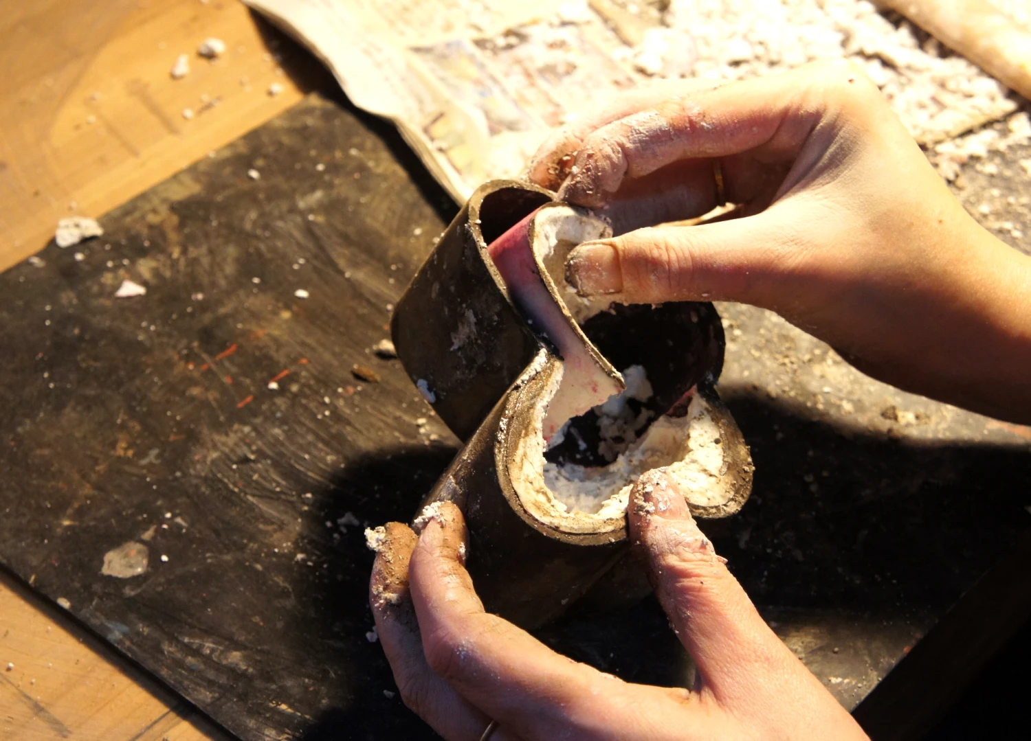 蝶の形の箱の脱乾漆。石膏型を壊して、取り出すところ。