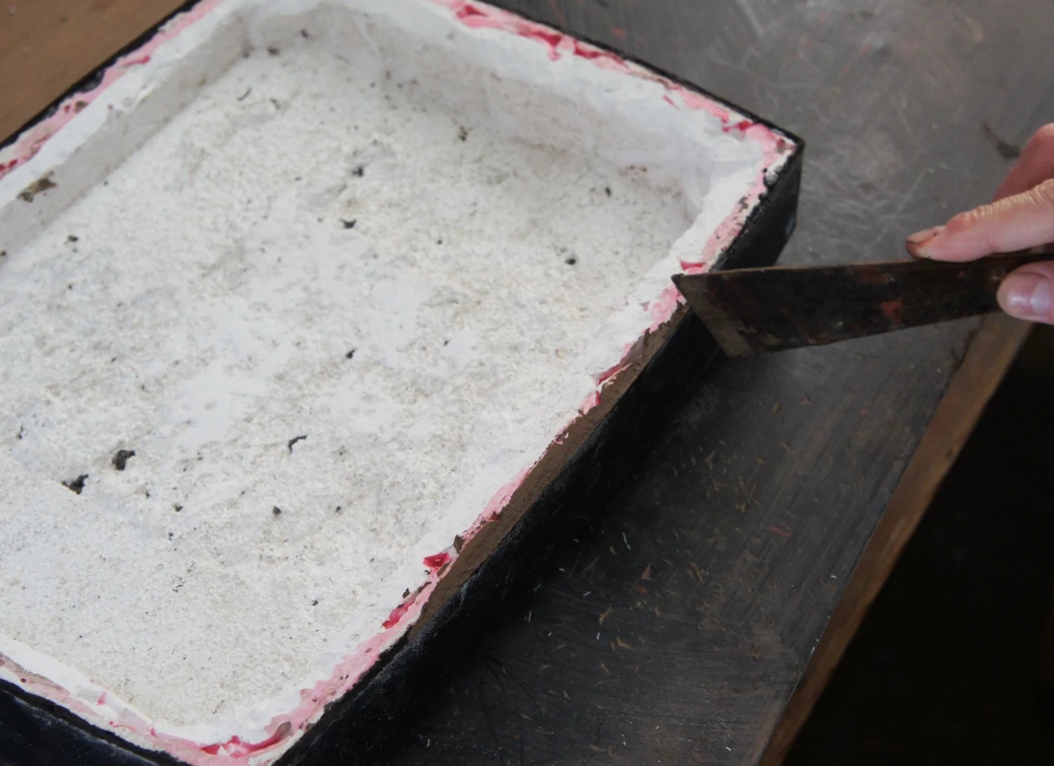 防水処理生として、生漆を染み込ませ、素地を固めます。生漆が乾固した後、砥の粉を混ぜた砥の粉錆をつけ、断面の凹凸を埋めて平滑に整えます。