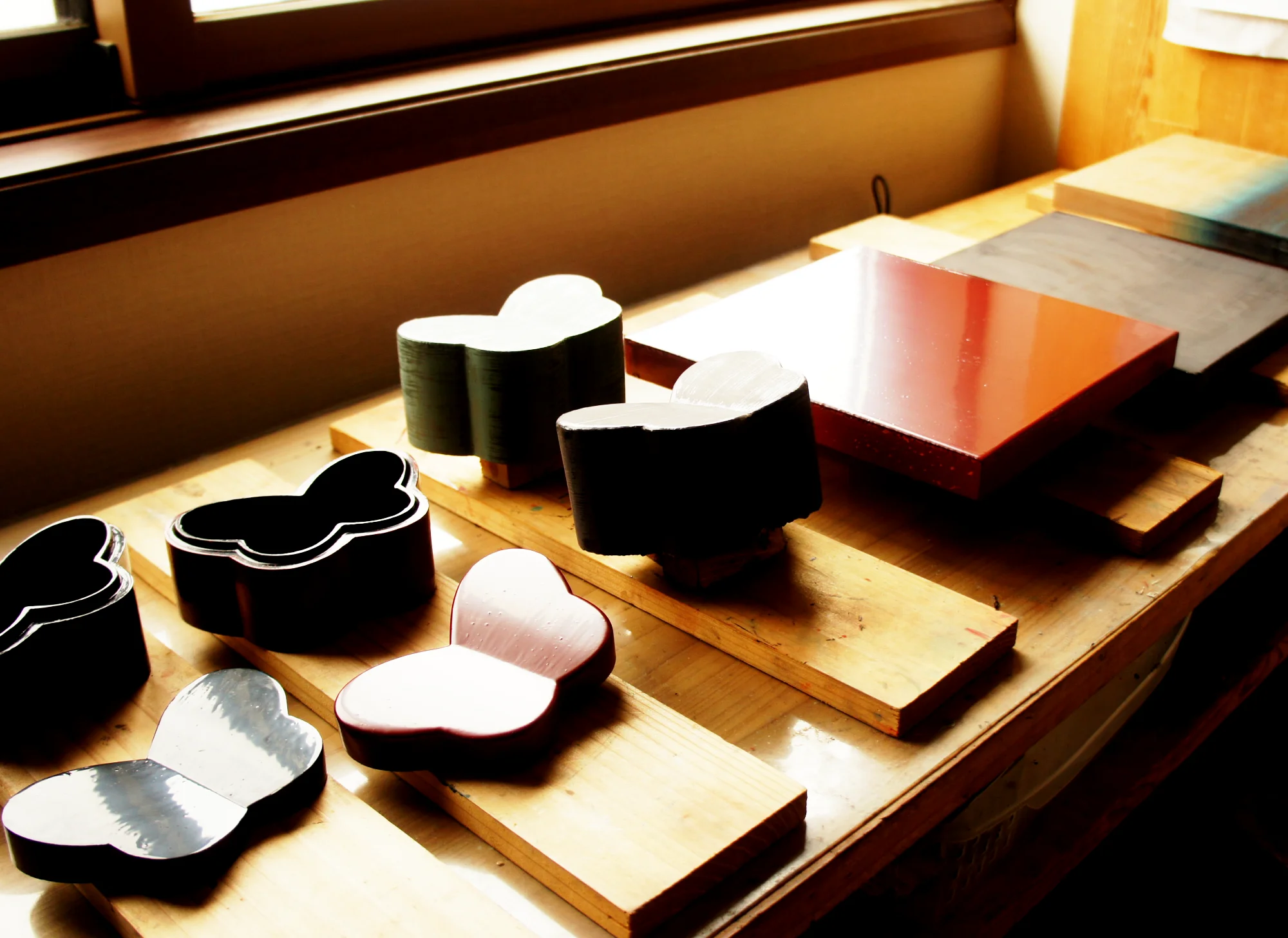 アートフェア東京に出品する為の乾漆の蝶型の箱と漆のパネル