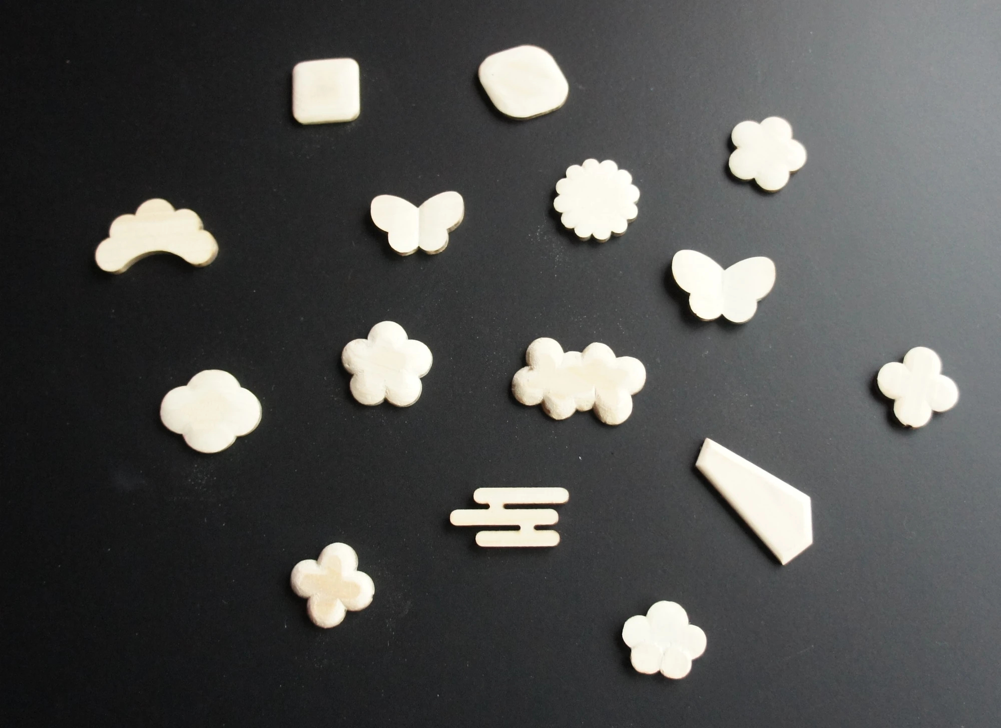 Zelkova bases for wearable pieces (mother-of-pearl brooches and obi clasps)