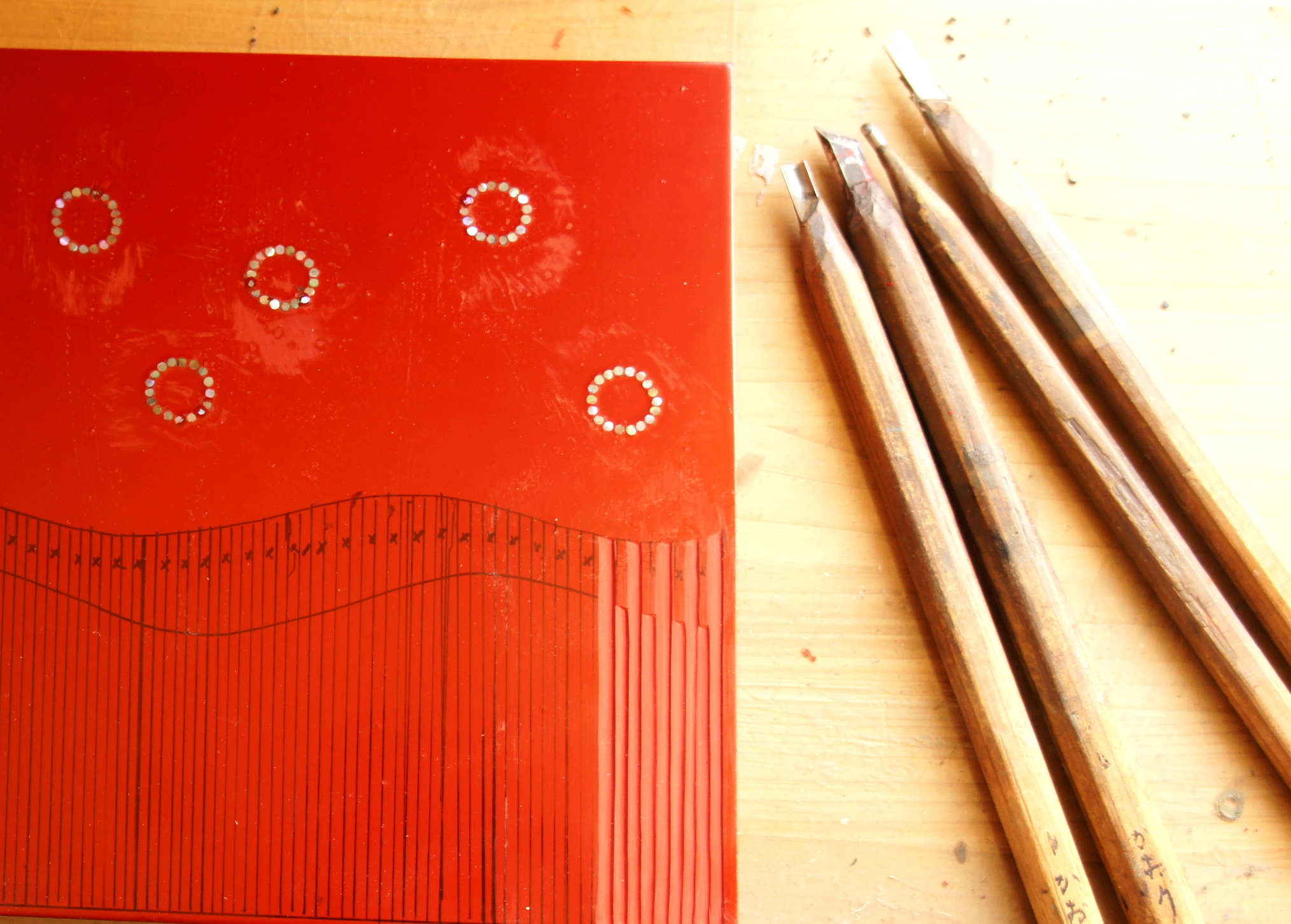 アートフェア東京出品作、彫漆額「うたかたのうた」の制作途中。堆朱を彫っている所。螺鈿技法も組み合わせています。菅野かおり作