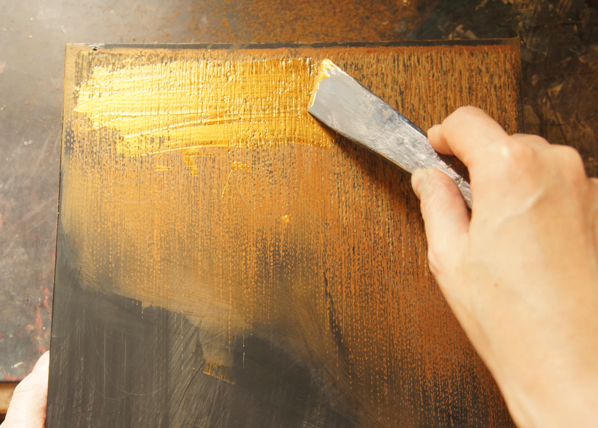 アートフェア東京出品作、蒟醤額「とばり」の制作途中。蒟醤の色埋めをしている所。菅野かおり作