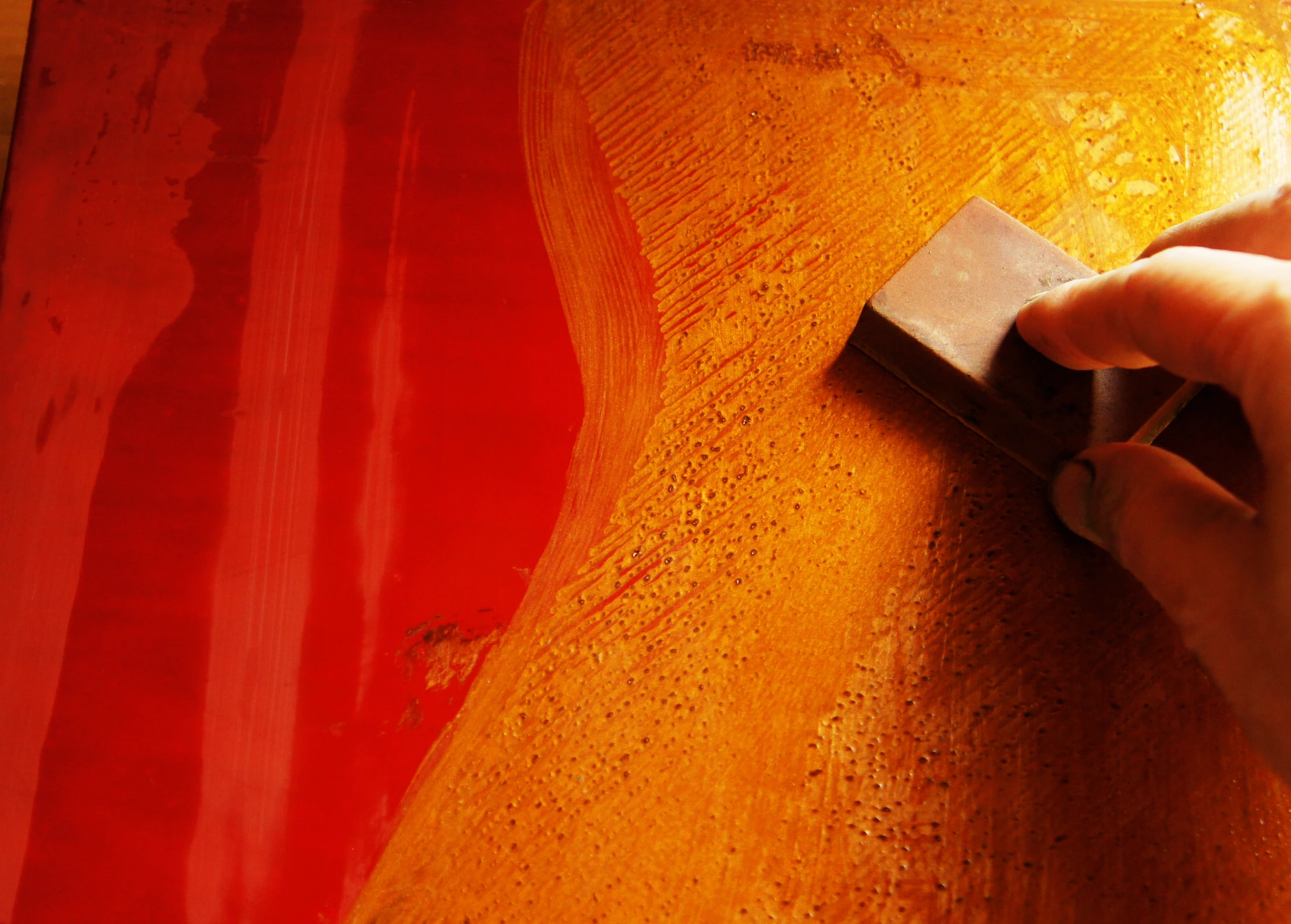 アートフェア東京出品作、蒟醤額「錦の峰」制作途中。蒟醤の色埋めの後、研いでいる所。菅野かおり作