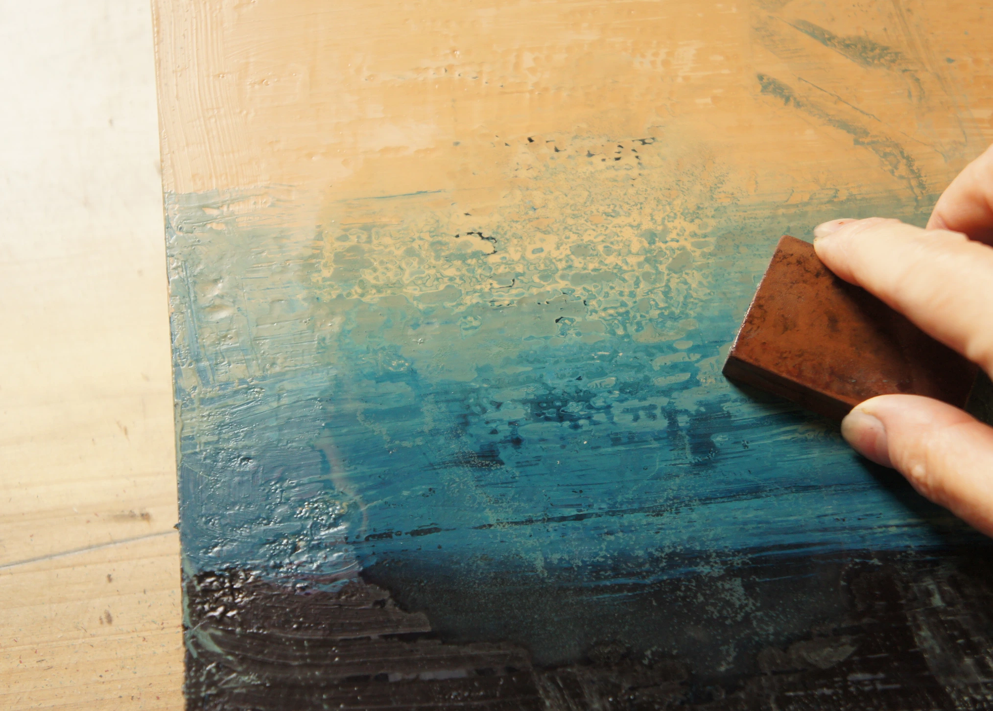 アートフェア東京出品作、蒟醤額「凪」の制作途中。蒟醤の色埋めの後、研いでいる所。菅野かおり作