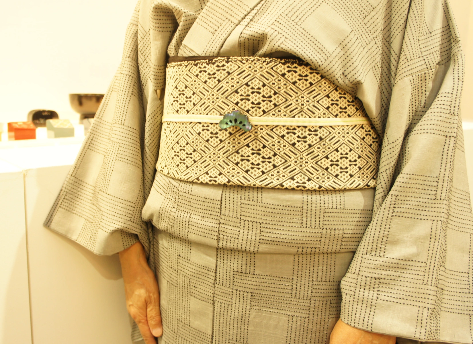 アートフェア東京2026にて。現代アートコレクターの石鍋博子氏が螺鈿の松の帯留めに合わせて、松文様の着物と帯でご来場。