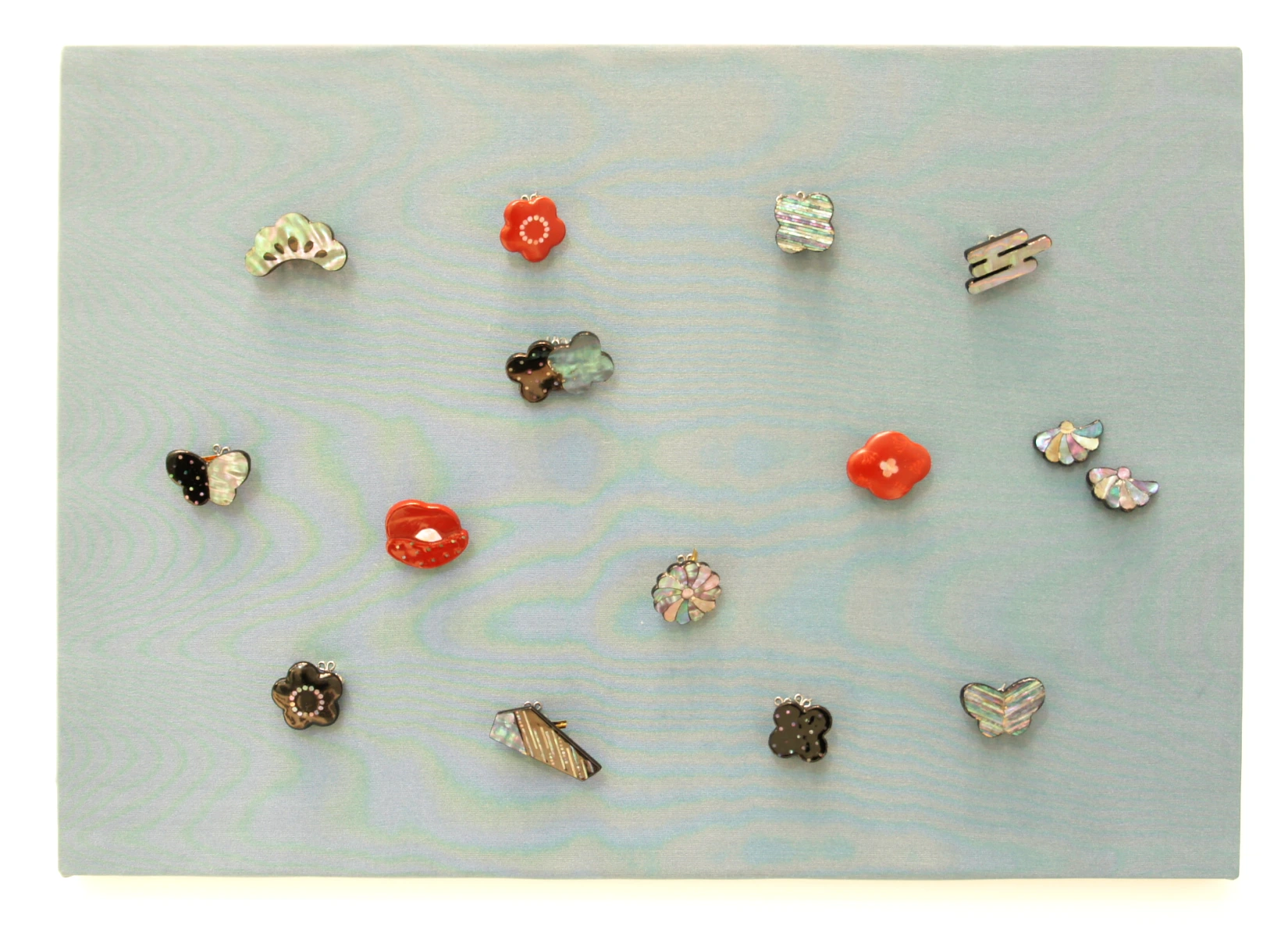 アートフェア東京2026、螺鈿アクセサリーシリーズ「纏うものたちー懐かしい庭」菅野かおり作。