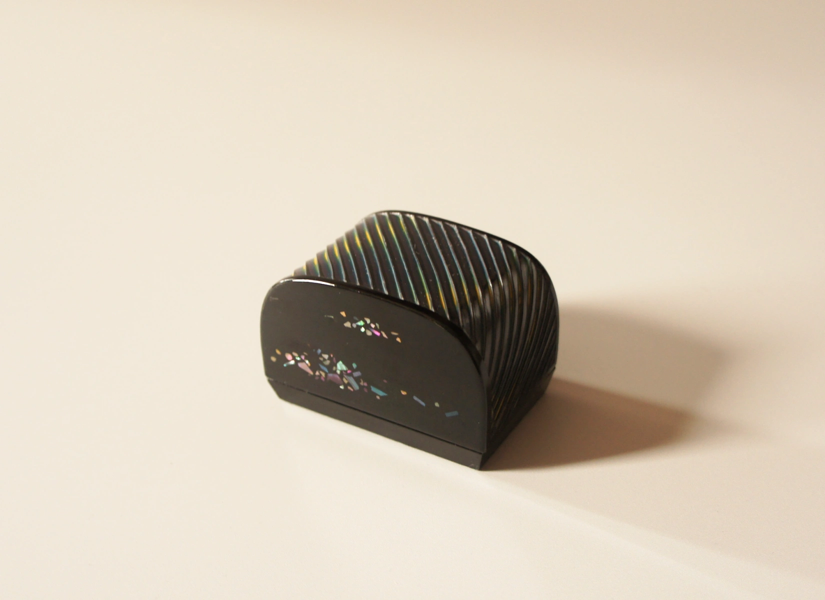 アートフェア東京2026、彫漆香合「潮騒」菅野かおり作。彫漆と螺鈿の技法を組み合わせました。