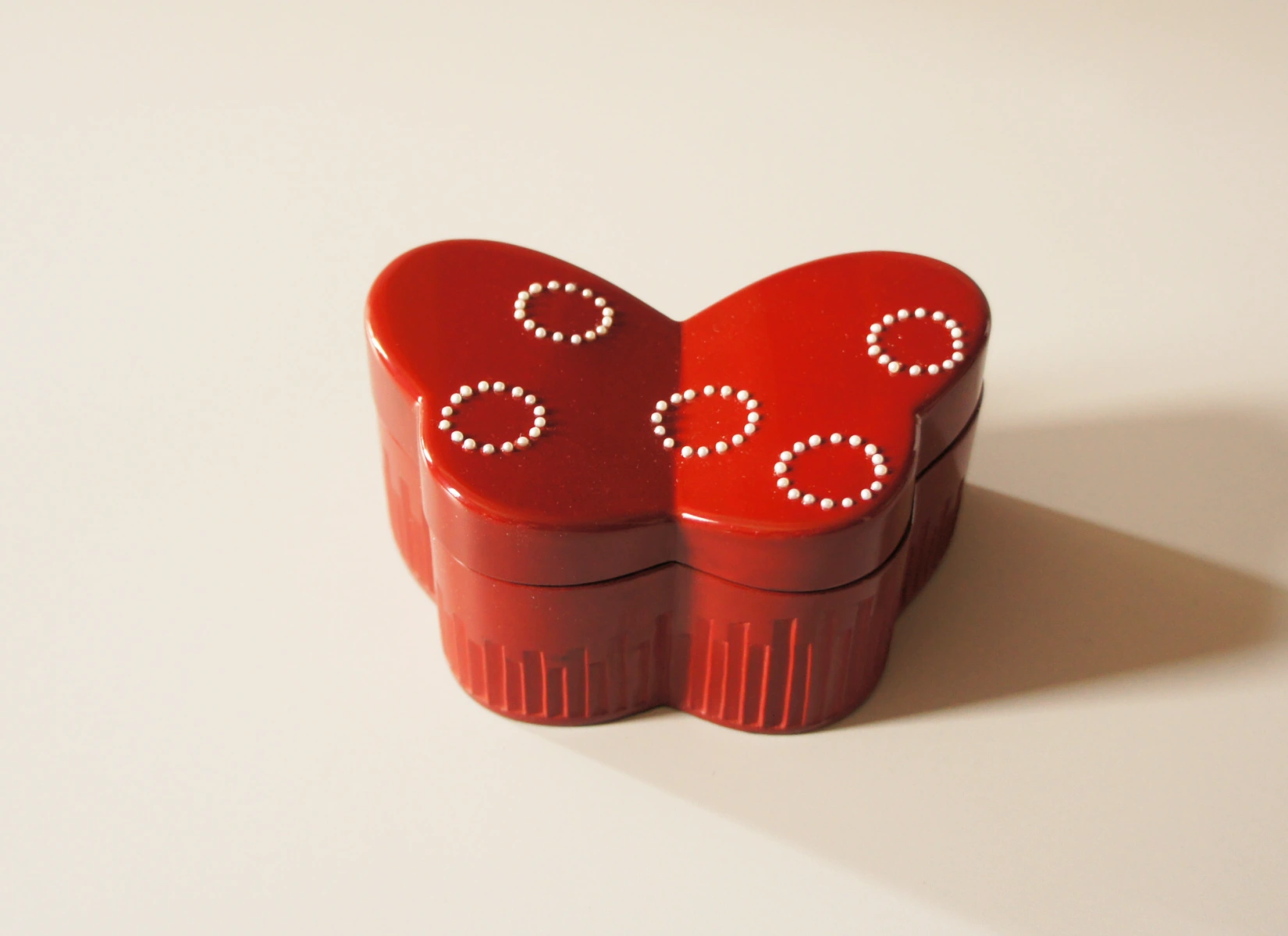 アートフェア東京2026、彫漆蝶箱「うたかたのうた」菅野かおり作。側面は堆朱で上部には真珠を埋めています。