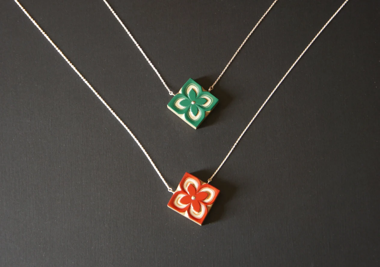 Accessories (necklace) carved multiple coats of urushi (lacquer).