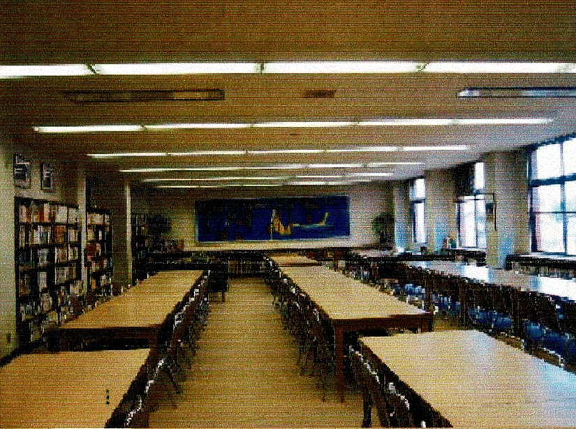 広島修道高校の図書館内に掲げられた松本真による1000号の油彩画「道程」。