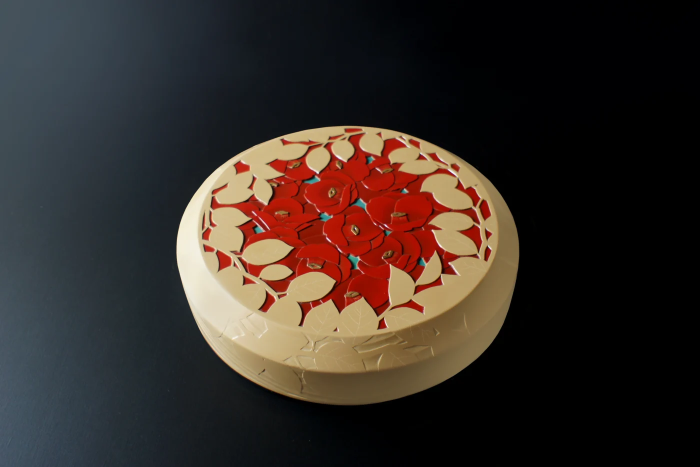 菅野かおりの漆作品 彫漆箱「落椿」