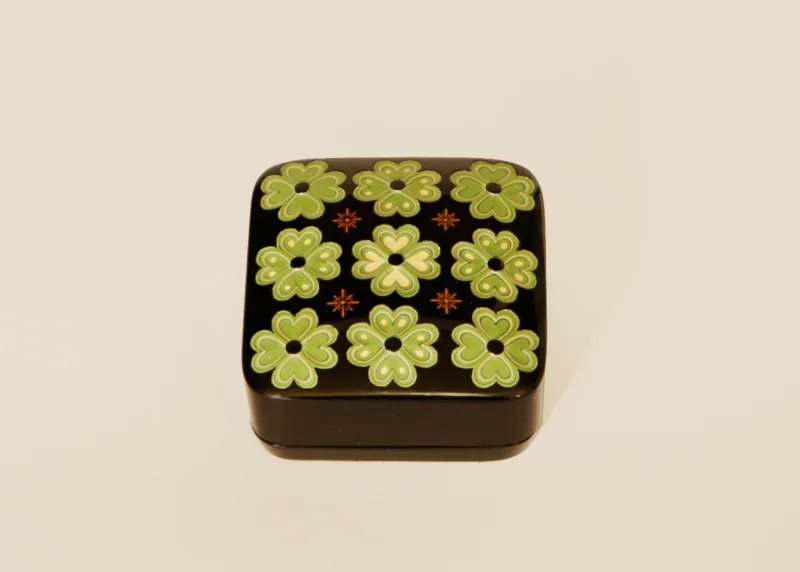 菅野かおりによる四つ葉文彫漆香合。素地は乾漆です。