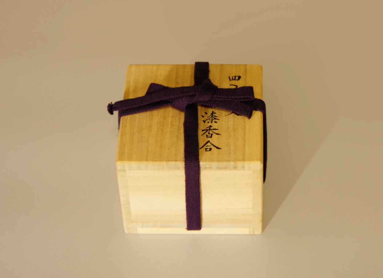 四つ葉文彫漆香合の共箱