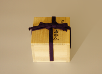 くりのぼう　高岡漆器　木彫師　般若勉（雲舟）作　蟹香合　共箱　V　8480 くりのぼう様専用 高岡漆器 木彫師 般若勉（雲舟）作 蟹香合 共箱 V